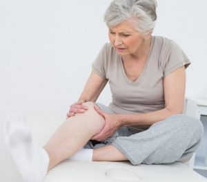 Судороги ног у пожилых людей: причины и лечение