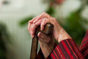 Трость для пожилых людей: помощь в выборе