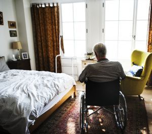 Как обустроить комнату для тяжелобольного пожилого человека