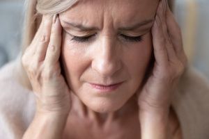 Причины и лечение шума в голове у пожилых людей