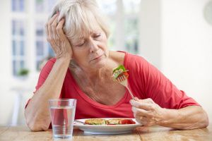 Почему пожилой человек отказывается от еды: причины