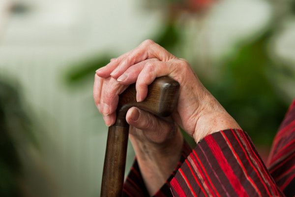 Трость для пожилых людей: помощь в выборе
